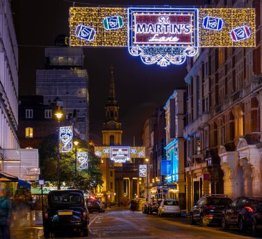 Londra 'nın merkezindeki St Martin sokağı Noel için dekore edilmiştir.