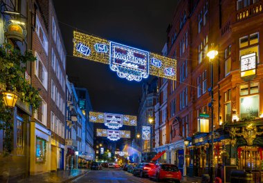 Londra 'nın merkezindeki St Martin sokağı Noel için dekore edilmiştir.