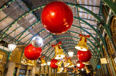 Londra 'nın merkezindeki Covent bahçesi Noel için dekore edildi.