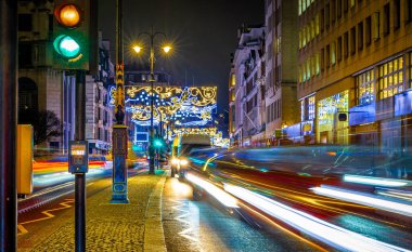 Londra, İngiltere 'deki Strand caddesinin Noel süslemesi.