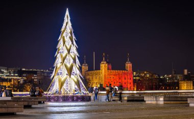 Londra 'daki Tower Köprüsü yakınlarındaki Noel ağacı.