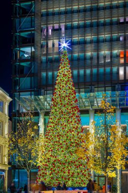 Londra, İngiltere 'de Liverpool Caddesi yakınlarındaki Noel ağacı.