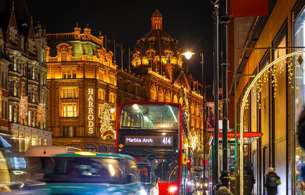 Londra 'nın Belgravia' sı Noel için süslendi, İngiltere