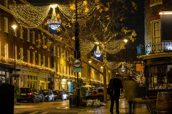 Londra Belgravia 'daki Elizabeth sokağı Noel için süslendi, İngiltere