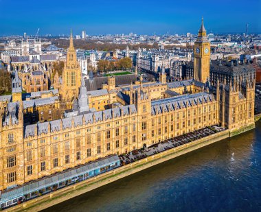 Büyük Ben 'in güneşli bir sabahta Londra' daki hava görüntüsü.