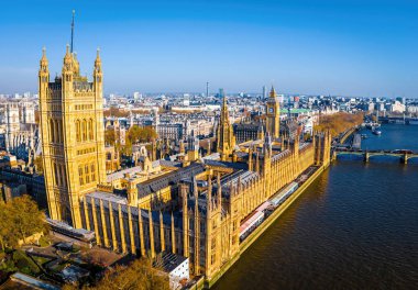 Büyük Ben 'in güneşli bir sabahta Londra' daki hava görüntüsü.