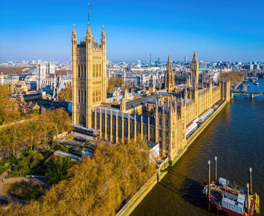 Büyük Ben 'in güneşli bir sabahta Londra' daki hava görüntüsü.