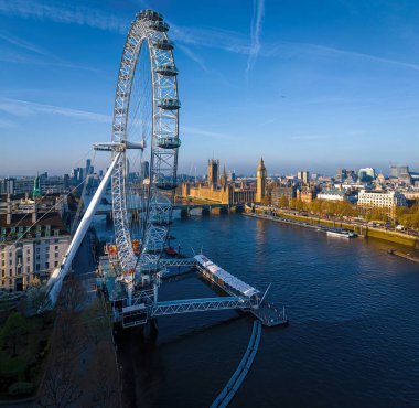 St Pauls Katedrali, klasik mimari ve modern binaların yer aldığı Londra şehir merkezi havası