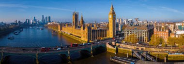 Büyük Ben ve Parlamento Evleri 'nin güneşli bir sabahta Londra, İngiltere' deki hava manzarası.