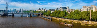 St Pauls Katedrali, klasik mimari ve modern binaların yer aldığı Londra şehir merkezi havası
