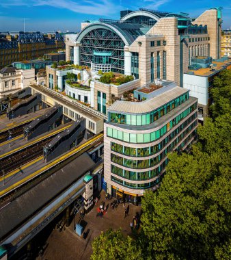 Londra 'daki Charing Cross İstasyonu' nun insansız hava aracı görüntüsü modern kemerli tasarımı, tren rayları ve kentsel konumu vurguluyor. Ulaşım, seyahat ve altyapı temaları için harika