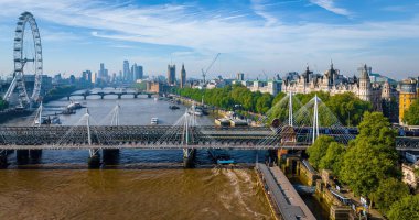 St Pauls Katedrali, klasik mimari ve modern binaların yer aldığı Londra şehir merkezi havası