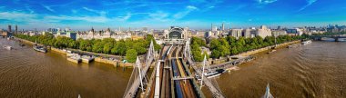 Londra 'daki Charing Cross İstasyonu' nun insansız hava aracı görüntüsü modern kemerli tasarımı, tren rayları ve kentsel konumu vurguluyor. Ulaşım, seyahat ve altyapı temaları için harika