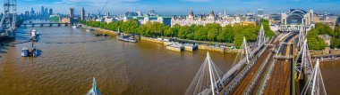 Londra 'daki Charing Cross İstasyonu' nun insansız hava aracı görüntüsü modern kemerli tasarımı, tren rayları ve kentsel konumu vurguluyor. Ulaşım, seyahat ve altyapı temaları için harika