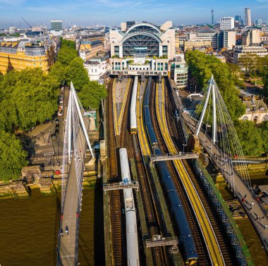 Londra 'daki Charing Cross İstasyonu' nun insansız hava aracı görüntüsü modern kemerli tasarımı, tren rayları ve kentsel konumu vurguluyor. Ulaşım, seyahat ve altyapı temaları için harika