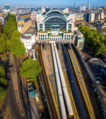 Londra 'daki Charing Cross İstasyonu' nun insansız hava aracı görüntüsü modern kemerli tasarımı, tren rayları ve kentsel konumu vurguluyor. Ulaşım, seyahat ve altyapı temaları için harika
