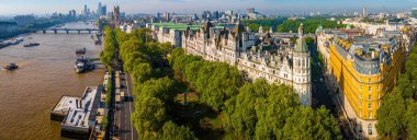 St Pauls Katedrali, klasik mimari ve modern binaların yer aldığı Londra şehir merkezi havası