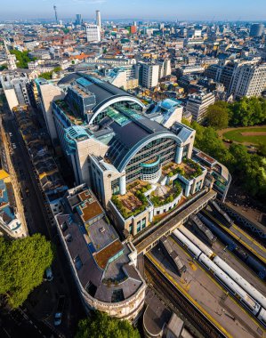 Londra 'daki Charing Cross İstasyonu' nun insansız hava aracı görüntüsü modern kemerli tasarımı, tren rayları ve kentsel konumu vurguluyor. Ulaşım, seyahat ve altyapı temaları için harika