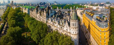 St Pauls Katedrali, klasik mimari ve modern binaların yer aldığı Londra şehir merkezi havası