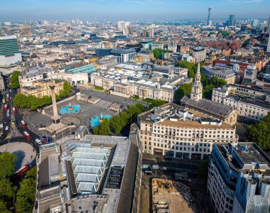 Londra 'nın merkezindeki Trafalgar Meydanı' nın insansız hava aracı görüntüleri, çeşmeler, anıtlar ve kalabalık kentsel çevreler. Turizm, seyahat ve şehir simgesi tanıtımında ticari kullanım için ideal