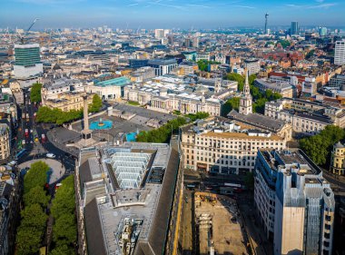 Londra 'nın merkezindeki Trafalgar Meydanı' nın insansız hava aracı görüntüleri, çeşmeler, anıtlar ve kalabalık kentsel çevreler. Turizm, seyahat ve şehir simgesi tanıtımında ticari kullanım için ideal