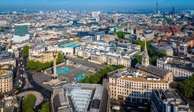 Londra 'nın merkezindeki Trafalgar Meydanı' nın insansız hava aracı görüntüleri, çeşmeler, anıtlar ve kalabalık kentsel çevreler. Turizm, seyahat ve şehir simgesi tanıtımında ticari kullanım için ideal
