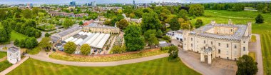 Londra 'daki Syon Evi' nin hava aracı görüntüsü, Gürcü mimarisi ile ikonik tarihi bir mülk, seyahat, tarih ve gayrimenkul tanıtımı için ideal