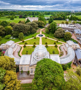 Londra 'daki Syon Evi' nin hava aracı görüntüsü, Gürcü mimarisi ile ikonik tarihi bir mülk, seyahat, tarih ve gayrimenkul tanıtımı için ideal
