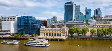 St Pauls Katedrali, klasik mimari ve modern binaların yer aldığı Londra şehir merkezi havası
