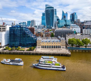 St Pauls Katedrali, klasik mimari ve modern binaların yer aldığı Londra şehir merkezi havası
