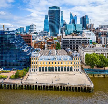 St Pauls Katedrali, klasik mimari ve modern binaların yer aldığı Londra şehir merkezi havası