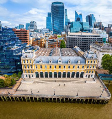 St Pauls Katedrali, klasik mimari ve modern binaların yer aldığı Londra şehir merkezi havası