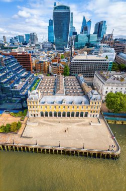 St Pauls Katedrali, klasik mimari ve modern binaların yer aldığı Londra şehir merkezi havası
