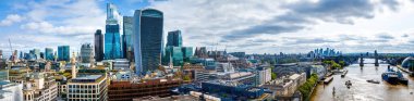 St Pauls Katedrali, klasik mimari ve modern binaların yer aldığı Londra şehir merkezi havası