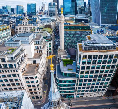 Londra 'nın merkezindeki anıtın dinamik hava görüntüsü, tarihi Büyük Yangın Anıtı ile modern cam kuleleri birleştiriyor. Turizm, iş ve emlak temaları için mükemmel