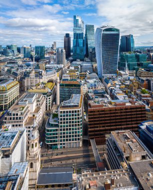 Londra 'nın merkezindeki anıtın dinamik hava görüntüsü, tarihi Büyük Yangın Anıtı ile modern cam kuleleri birleştiriyor. Turizm, iş ve emlak temaları için mükemmel