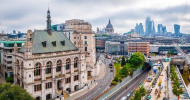 Blackfriars Köprüsü, işlek Londra yolları ve arka planda modern ufuk çizgisi ile süslü tarihi bina manzarası; seyahat, mimari ve kentsel planlama için ideal