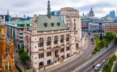 Blackfriars Köprüsü, işlek Londra yolları ve arka planda modern ufuk çizgisi ile süslü tarihi bina manzarası; seyahat, mimari ve kentsel planlama için ideal