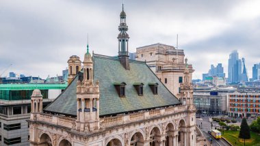 Blackfriars Köprüsü, işlek Londra yolları ve arka planda modern ufuk çizgisi ile süslü tarihi bina manzarası; seyahat, mimari ve kentsel planlama için ideal