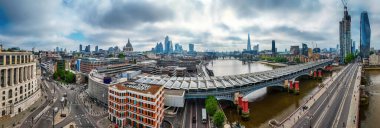 St. Paul 's ve şehir gökdelenleri de dahil olmak üzere Londra' nın simgeleriyle çevrili, güneş enerjili Thames Nehri boyunca uzanan modern Blackfriars istasyonu, seyahat ve altyapı temaları için ideal.