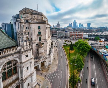 St. Paul 's ve şehir gökdelenleri de dahil olmak üzere Londra' nın simgeleriyle çevrili, güneş enerjili Thames Nehri boyunca uzanan modern Blackfriars istasyonu, seyahat ve altyapı temaları için ideal.