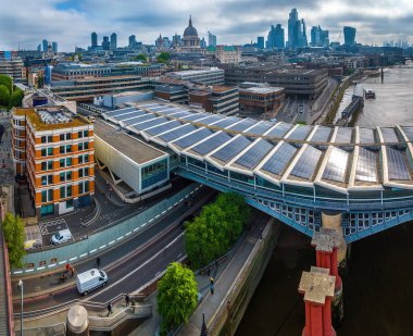 St. Paul 's ve şehir gökdelenleri de dahil olmak üzere Londra' nın simgeleriyle çevrili, güneş enerjili Thames Nehri boyunca uzanan modern Blackfriars istasyonu, seyahat ve altyapı temaları için ideal.