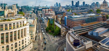 St. Paul 's ve şehir gökdelenleri de dahil olmak üzere Londra' nın simgeleriyle çevrili, güneş enerjili Thames Nehri boyunca uzanan modern Blackfriars istasyonu, seyahat ve altyapı temaları için ideal.