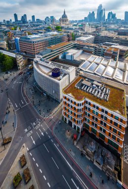 St. Paul 's ve şehir gökdelenleri de dahil olmak üzere Londra' nın simgeleriyle çevrili, güneş enerjili Thames Nehri boyunca uzanan modern Blackfriars istasyonu, seyahat ve altyapı temaları için ideal.