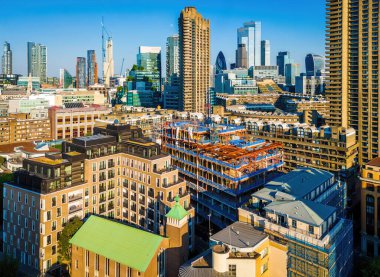 Londra 'daki Barbican Malikanesi' nin canlı hava manzarası, barbar mimari, konut kuleleri ve finans bölgesinin sergilenmesi. Emlak, seyahat ve kentsel tasarım kullanımı için ideal