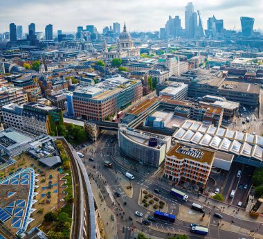 St. Paul 's ve şehir gökdelenleri de dahil olmak üzere Londra' nın simgeleriyle çevrili, güneş enerjili Thames Nehri boyunca uzanan modern Blackfriars istasyonu, seyahat ve altyapı temaları için ideal.