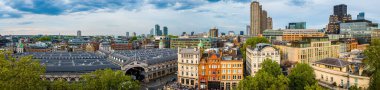 Londra 'nın merkezindeki Smithfield Market' in yüksek açılı çekimi, tarihi mimariyle modern şehir gelişimini harmanlıyor. Ticari, turizm ve mimari temalar için harika