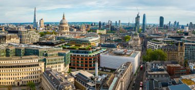 St. Paul Katedrali, modern ofis binaları ve klasik şehir caddelerinin yer aldığı Londra 'nın merkezinin insansız hava aracı görüntüleri. Seyahat, iş ve mimari tasarım projeleri için mükemmel.