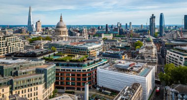 St. Paul Katedrali, modern ofis binaları ve klasik şehir caddelerinin yer aldığı Londra 'nın merkezinin insansız hava aracı görüntüleri. Seyahat, iş ve mimari tasarım projeleri için mükemmel.
