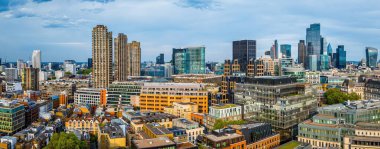 Londra 'daki Barbican Malikanesi' nin canlı hava manzarası, barbar mimari, konut kuleleri ve finans bölgesinin sergilenmesi. Emlak, seyahat ve kentsel tasarım kullanımı için ideal